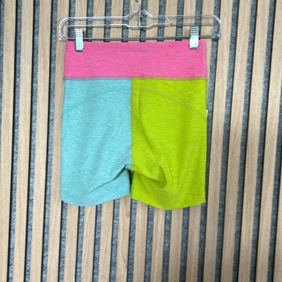 Outdoor Voices - 5” Warm Up Shorts- XS
bubblegum/peridot/Caribbean - Picture 7 of 8